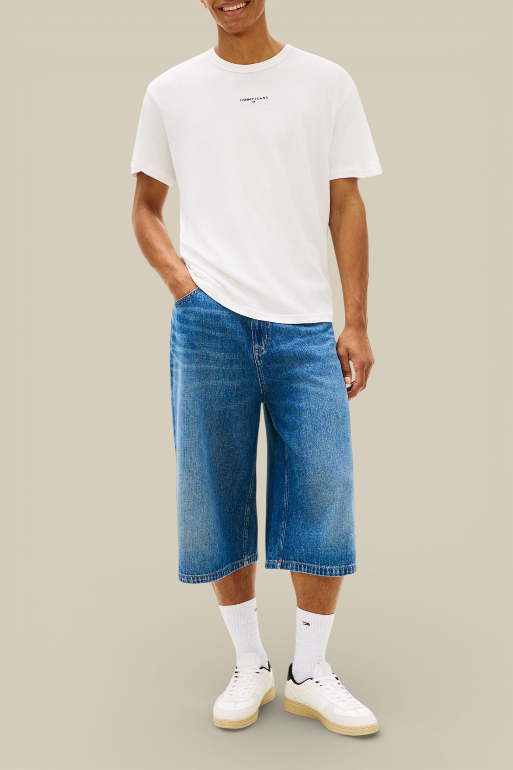 תמונת כל הלוק של חולצת טי